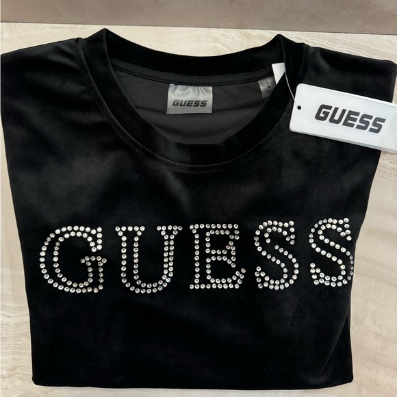 Guess Women's Couture Logo Short-Sleeve Cropped Top
Smoke/Pet Free - Picture 5 of 8